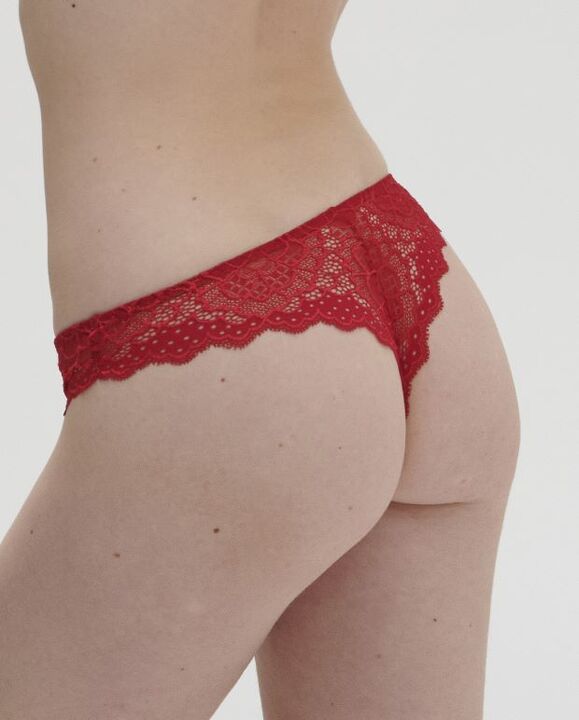 Caresse String