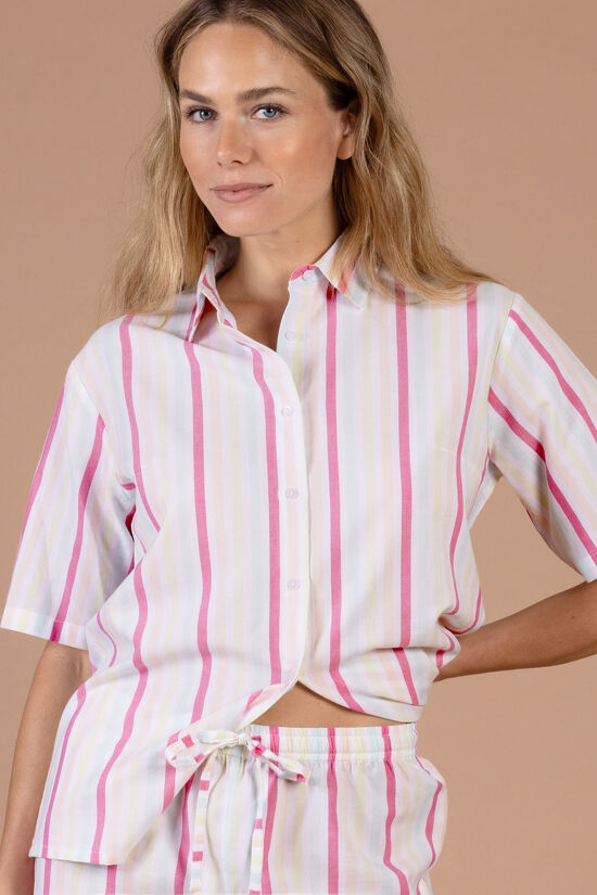 Pyjama shirt doorknoop