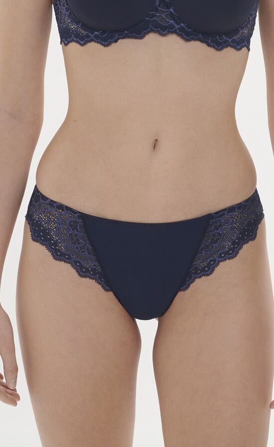 Caresse String