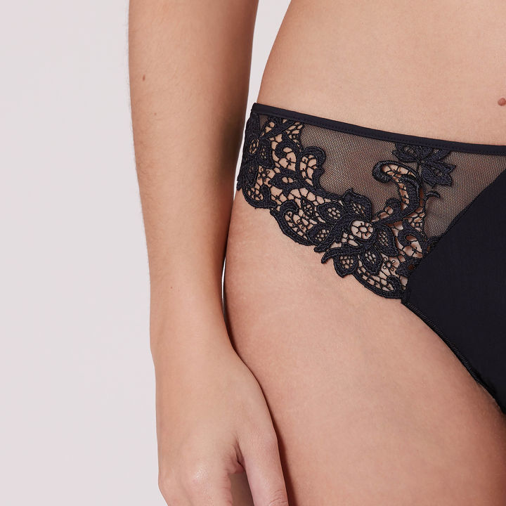 Simone Perele Saga String